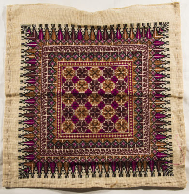 قطعة مُطرزةٌ أنتجتها نساء جمعية إنعاش المخيم، لبنان، سبعينيات القرن العشرين