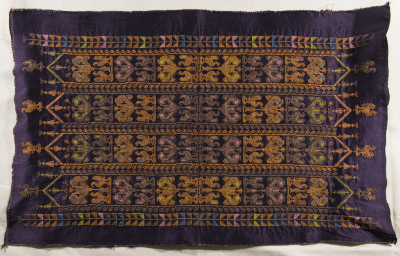 قطعة مُطرزةٌ أنتجتها نساء جمعية إنعاش المخيم، لبنان، سبعينيات القرن العشرين