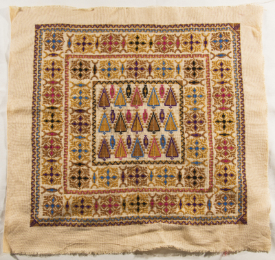 قطعة مُطرزةٌ أنتجتها نساء جمعية إنعاش المخيم، لبنان، سبعينيات القرن العشرين