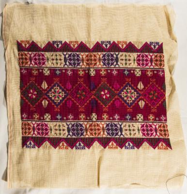 قطعة مُطرزةٌ أنتجتها نساء جمعية إنعاش المخيم، لبنان، سبعينيات القرن العشرين