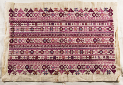 قطعة مُطرزةٌ أنتجتها نساء جمعية إنعاش المخيم، لبنان، سبعينيات القرن العشرين