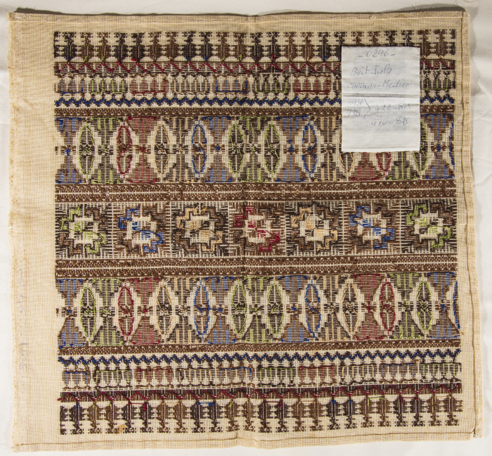 قطعة مُطرزةٌ أنتجتها نساء جمعية إنعاش المخيم، لبنان، سبعينيات القرن العشرين