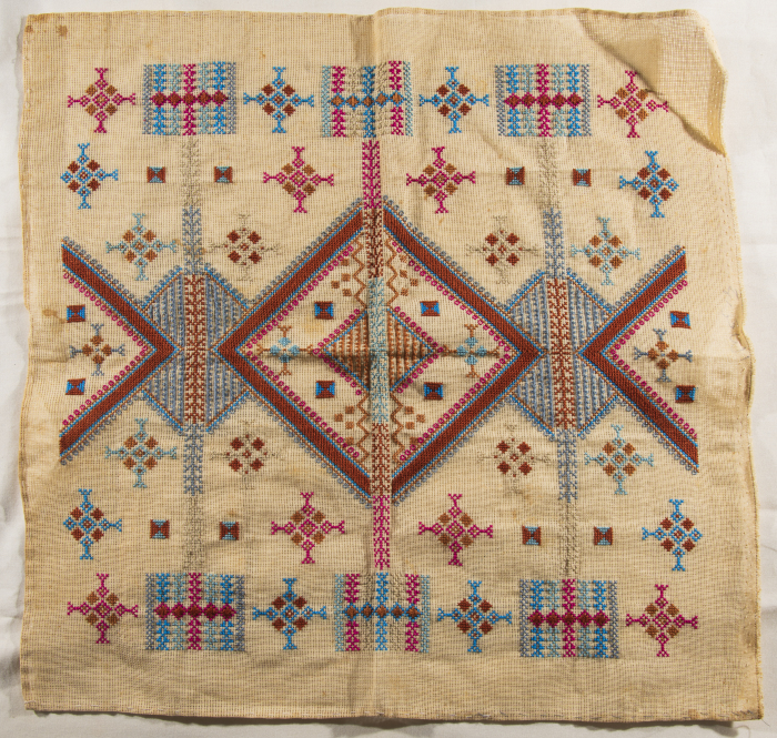 قطعة مُطرزةٌ أنتجتها نساء جمعية إنعاش المخيم، لبنان، سبعينيات القرن العشرين