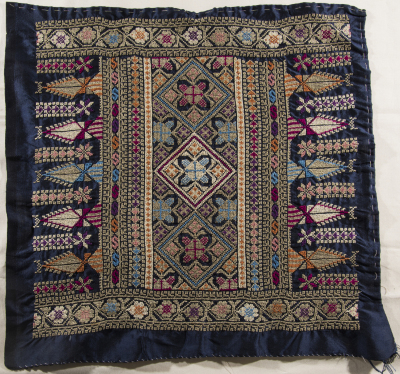 قطعة مُطرزةٌ أنتجتها نساء جمعية إنعاش المخيم، لبنان، سبعينيات القرن العشرين