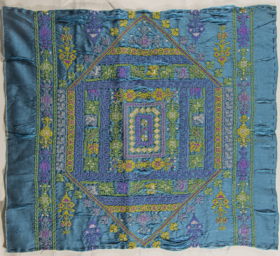 قطعة مُطرزةٌ أنتجتها نساء جمعية إنعاش المخيم، لبنان، سبعينيات القرن العشرين