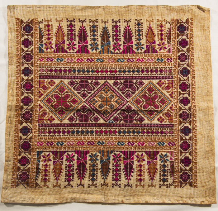قطعة مُطرزةٌ أنتجتها نساء جمعية إنعاش المخيم، لبنان، سبعينيات القرن العشرين