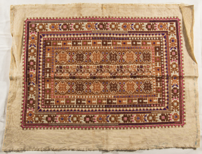 قطعة مُطرزةٌ أنتجتها نساء جمعية إنعاش المخيم، لبنان، سبعينيات القرن العشرين