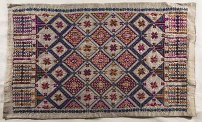 قطعة مُطرزةٌ أنتجتها نساء جمعية إنعاش المخيم، لبنان، سبعينيات القرن العشرين