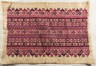 قطعة مُطرزةٌ أنتجتها نساء جمعية إنعاش المخيم، لبنان، سبعينيات القرن العشرين