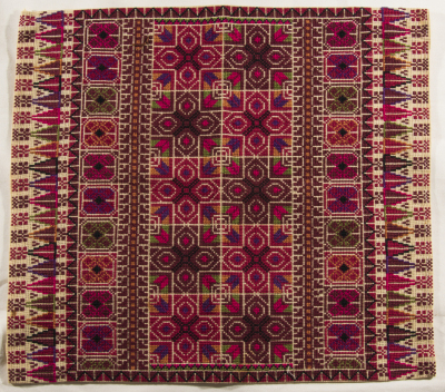 قطعة مُطرزةٌ أنتجتها نساء جمعية إنعاش المخيم، لبنان، سبعينيات القرن العشرين