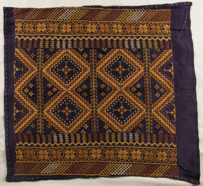 قطعة مُطرزةٌ أنتجتها نساء جمعية إنعاش المخيم، لبنان، سبعينيات القرن العشرين