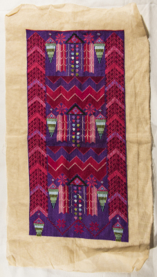 قطعة مُطرزةٌ أنتجتها نساء جمعية إنعاش المخيم، لبنان، سبعينيات القرن العشرين