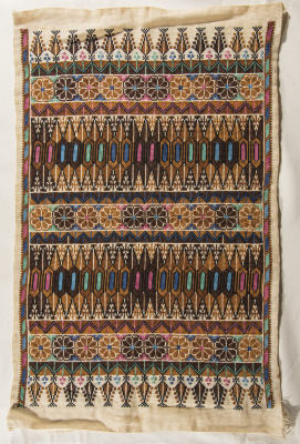 قطعة مُطرزةٌ أنتجتها نساء جمعية إنعاش المخيم، لبنان، سبعينيات القرن العشرين