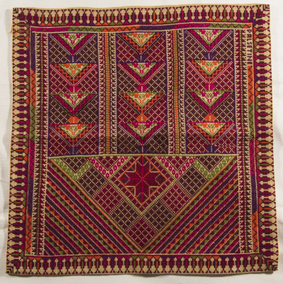 قطعة مُطرزةٌ أنتجتها نساء جمعية إنعاش المخيم، لبنان، سبعينيات القرن العشرين