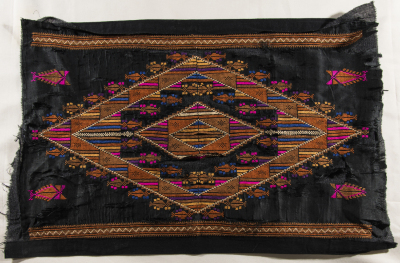 قطعة مُطرزةٌ أنتجتها نساء جمعية إنعاش المخيم، لبنان، سبعينيات القرن العشرين