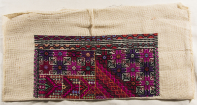 قطعة مُطرزةٌ أنتجتها نساء جمعية إنعاش المخيم، لبنان، سبعينيات القرن العشرين