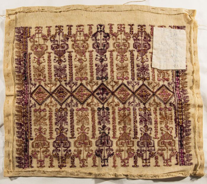 قطعة مُطرزةٌ أنتجتها نساء جمعية إنعاش المخيم، لبنان، سبعينيات القرن العشرين