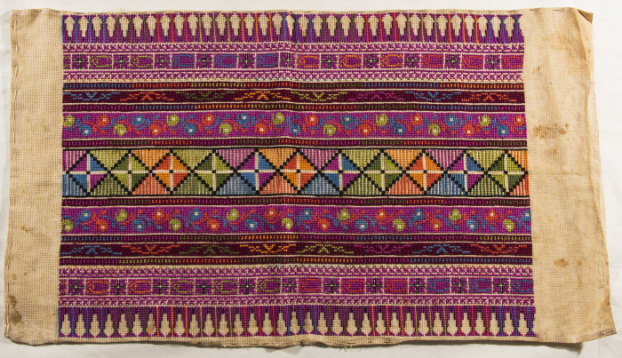 قطعة مُطرزةٌ أنتجتها نساء جمعية إنعاش المخيم، لبنان، سبعينيات القرن العشرين