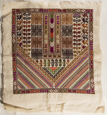 قطعة مُطرزةٌ أنتجتها نساء جمعية إنعاش المخيم، لبنان، سبعينيات القرن العشرين