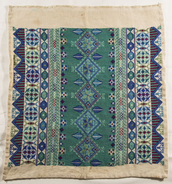 قطعة مُطرزةٌ أنتجتها نساء جمعية إنعاش المخيم، لبنان، سبعينيات القرن العشرين