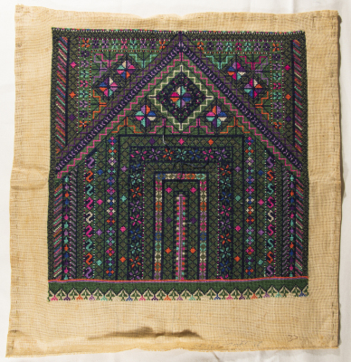 قطعة مُطرزةٌ أنتجتها نساء جمعية إنعاش المخيم، لبنان، سبعينيات القرن العشرين