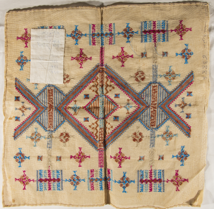 قطعة مُطرزةٌ أنتجتها نساء جمعية إنعاش المخيم، لبنان، سبعينيات القرن العشرين