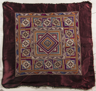 قطعة مُطرزةٌ أنتجتها نساء جمعية إنعاش المخيم، لبنان، سبعينيات القرن العشرين