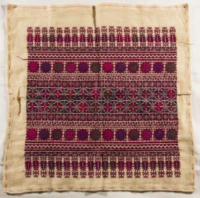 قطعة مُطرزةٌ أنتجتها نساء جمعية إنعاش المخيم، لبنان، سبعينيات القرن العشرين