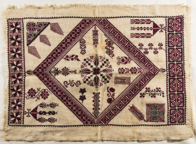 قطعة مُطرزةٌ أنتجتها نساء جمعية إنعاش المخيم، لبنان، سبعينيات القرن العشرين