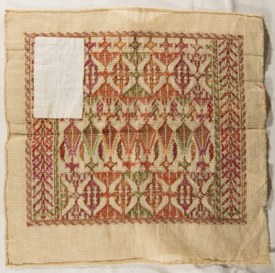 قطعة مُطرزةٌ أنتجتها نساء جمعية إنعاش المخيم، لبنان، سبعينيات القرن العشرين