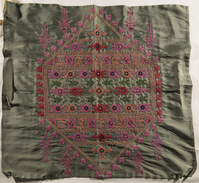 قطعة مُطرزةٌ أنتجتها نساء جمعية إنعاش المخيم، لبنان، سبعينيات القرن العشرين