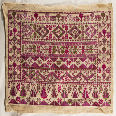 قطعة مُطرزةٌ أنتجتها نساء جمعية إنعاش المخيم، لبنان، سبعينيات القرن العشرين