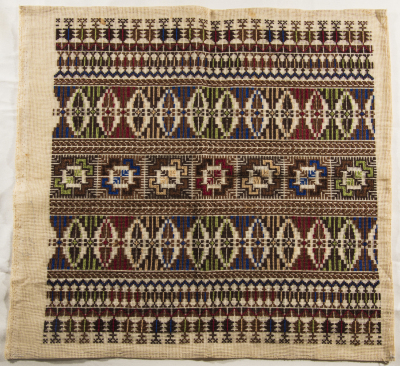 قطعة مُطرزةٌ أنتجتها نساء جمعية إنعاش المخيم، لبنان، سبعينيات القرن العشرين