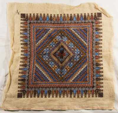 قطعة مُطرزةٌ أنتجتها نساء جمعية إنعاش المخيم، لبنان، سبعينيات القرن العشرين