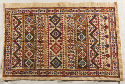 قطعة مُطرزةٌ أنتجتها نساء جمعية إنعاش المخيم، لبنان، سبعينيات القرن العشرين