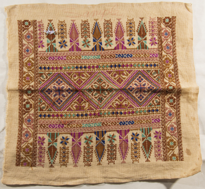 قطعة مُطرزةٌ أنتجتها نساء جمعية إنعاش المخيم، لبنان، سبعينيات القرن العشرين