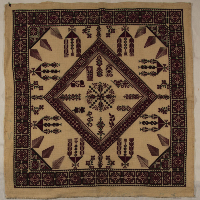 قطعة مُطرزةٌ أنتجتها نساء جمعية إنعاش المخيم، لبنان، سبعينيات القرن العشرين