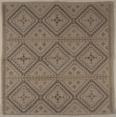 قطعة مُطرزةٌ أنتجتها نساء جمعية إنعاش المخيم، لبنان، سبعينيات القرن العشرين