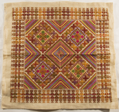 قطعة مُطرزةٌ أنتجتها نساء جمعية إنعاش المخيم، لبنان، سبعينيات القرن العشرين