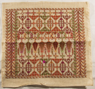 قطعة مُطرزةٌ أنتجتها نساء جمعية إنعاش المخيم، لبنان، سبعينيات القرن العشرين