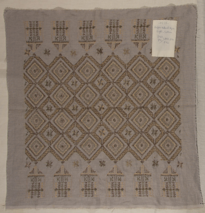 قطعة مُطرزةٌ أنتجتها نساء جمعية إنعاش المخيم، لبنان، سبعينيات القرن العشرين