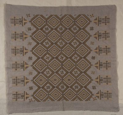 قطعة مُطرزةٌ أنتجتها نساء جمعية إنعاش المخيم، لبنان، سبعينيات القرن العشرين