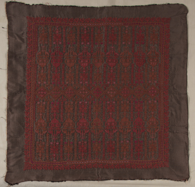 قطعة مُطرزةٌ أنتجتها نساء جمعية إنعاش المخيم، لبنان، سبعينيات القرن العشرين