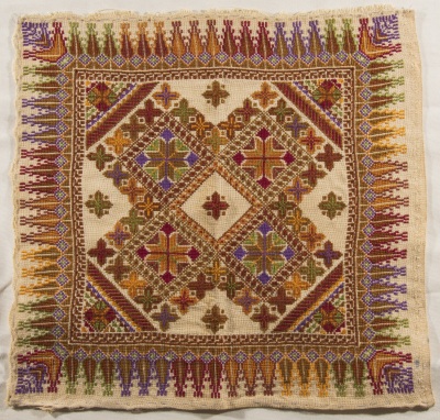 قطعة مُطرزةٌ أنتجتها نساء جمعية إنعاش المخيم، لبنان، سبعينيات القرن العشرين