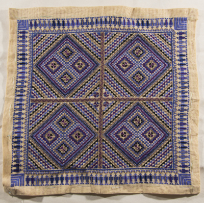 قطعة مُطرزةٌ أنتجتها نساء جمعية إنعاش المخيم، لبنان، سبعينيات القرن العشرين