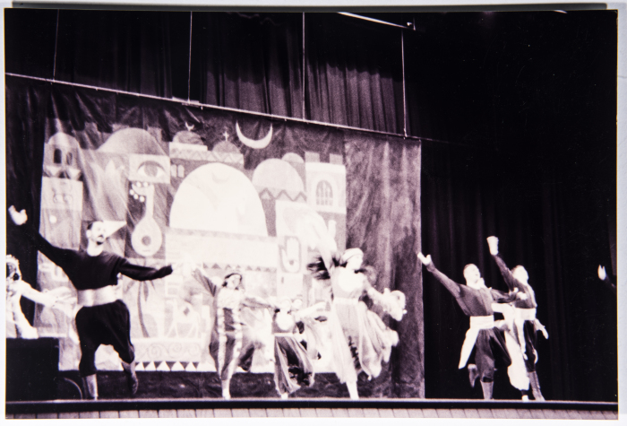 فرقة الفنون الشعبية الفلسطينية تقدم عرضاً فينا في لبنان