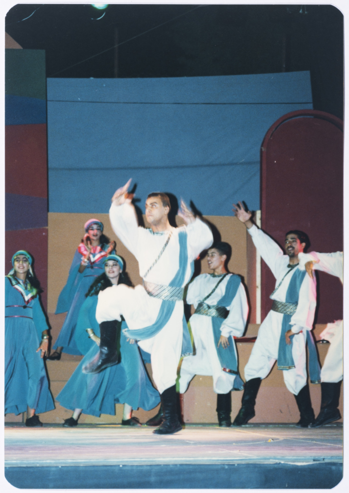 فرقة الفنون الشعبية تقدم عمل فني بعنوان 