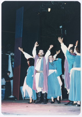 فرقة الفنون الشعبية تقدم عمل فني بعنوان 