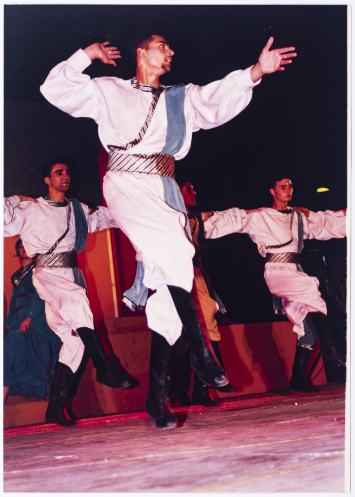 فرقة الفنون الشعبية تقدم عمل فني بعنوان 