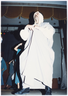 فرقة الفنون الشعبية تقدم عمل فني بعنوان 